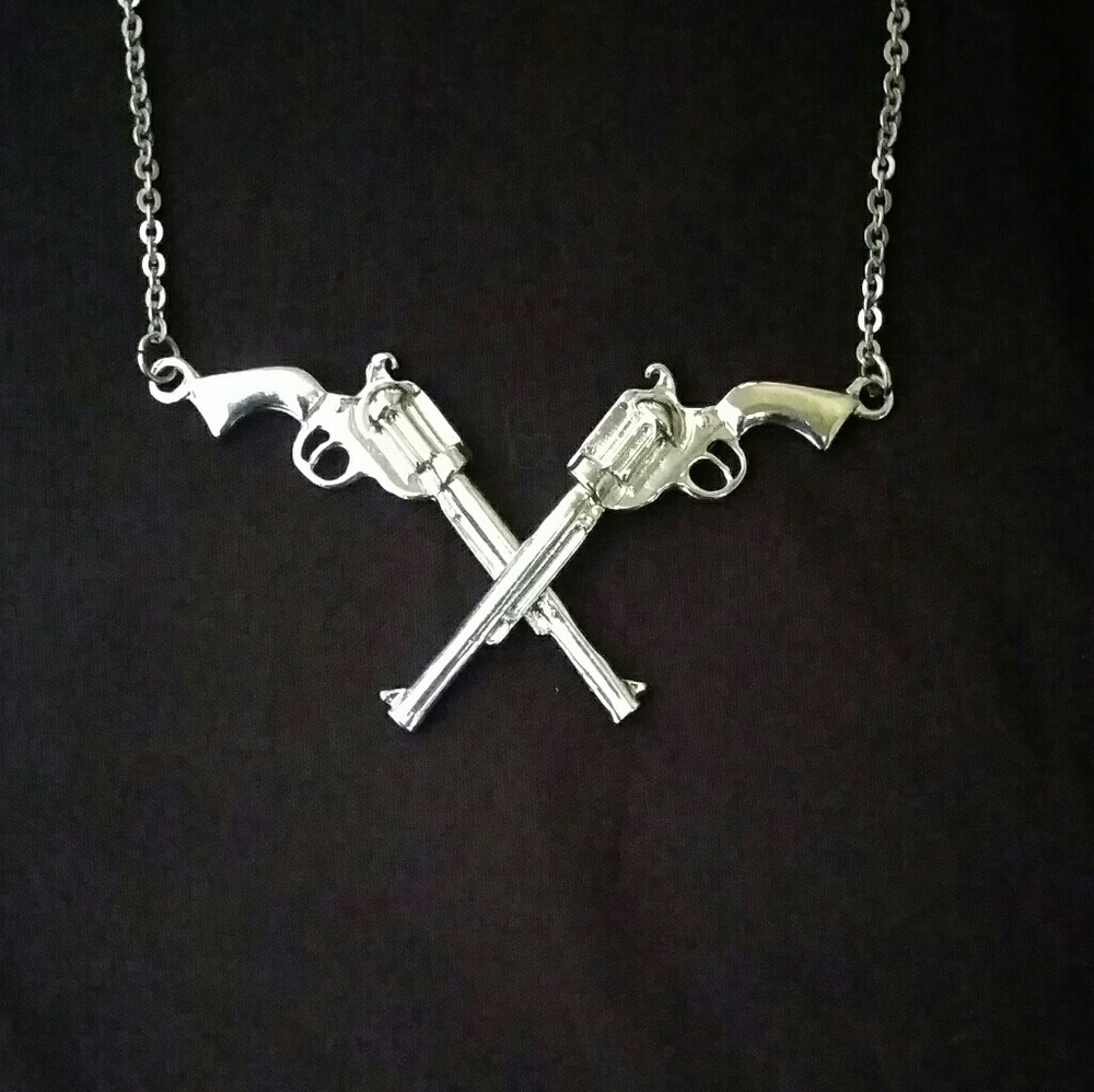 Crossed pistol necklace